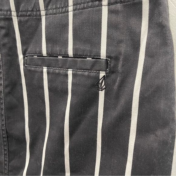 Volcom Frochickie Stripe Mini Skirt Zipper Front Black White Size Medium - Picture 6 of 12